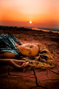 Heizkörper mit Bild - Frau im Sonnenuntergang